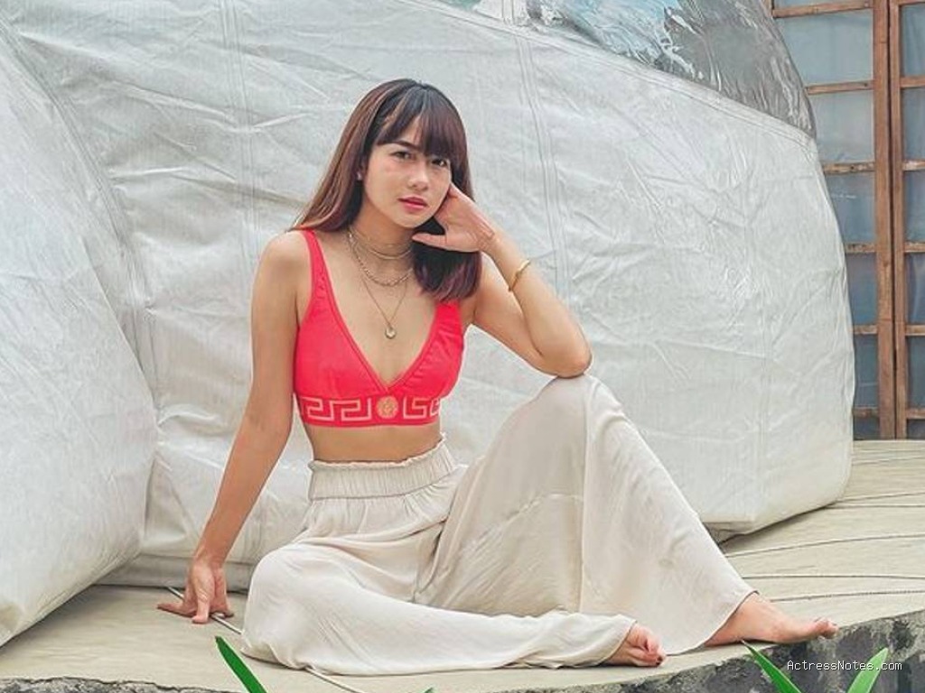 Adiezty Fersa: Biodata, Agama, Keluarga, Pacar, Karir