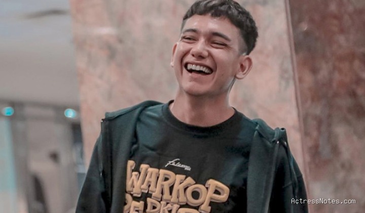 Biodata Adipati Dolken: Agama, Keluarga, Pacar, Fakta dan Karir