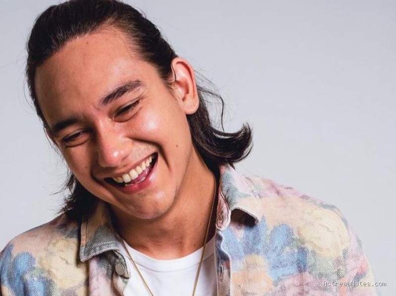 Biodata Adipati Dolken: Agama, Keluarga, Pacar, Fakta dan Karir