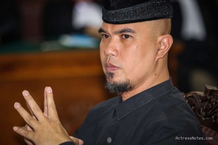 Biodata Ahmad Dhani: Agama, Keluarga, Pacar, Fakta dan Karir