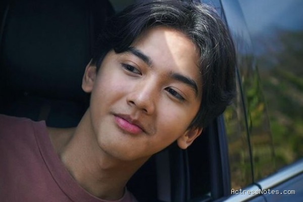 Biodata Ari Irham: Agama, Keluarga, Pacar, Fakta dan Karir