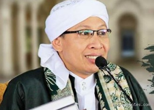 Biodata Buya Yahya: Agama, Keluarga, Pasangan, Fakta dan Karir