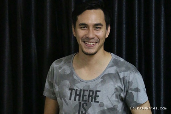 Biodata Darius Sinathrya: Agama, Keluarga, Pacar, Fakta dan Karir