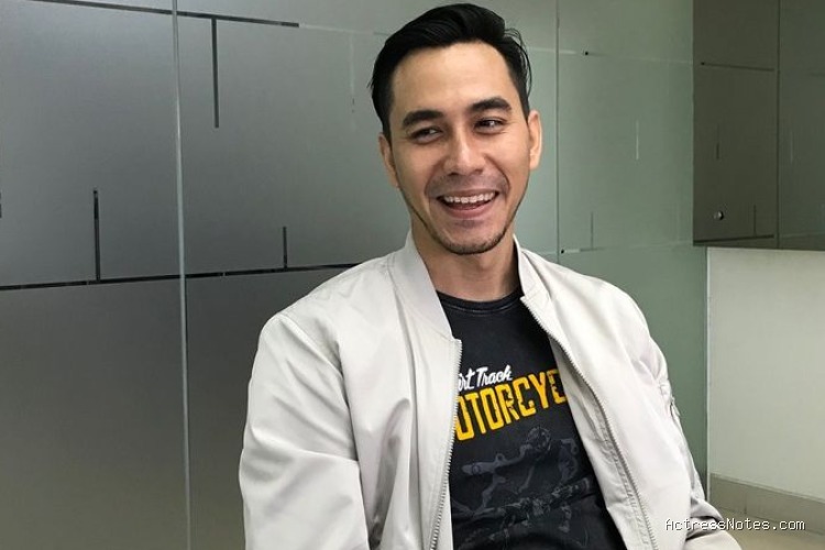 Biodata Darius Sinathrya: Agama, Keluarga, Pacar, Fakta dan Karir