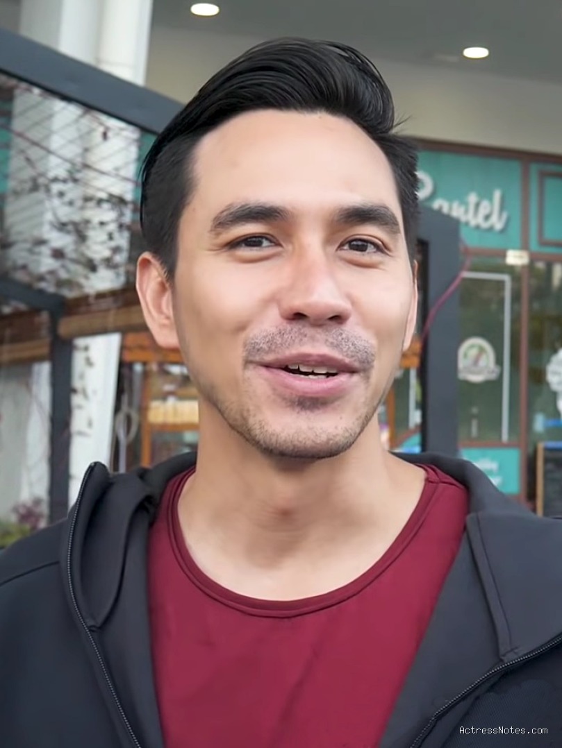 Biodata Darius Sinathrya: Agama, Keluarga, Pacar, Fakta dan Karir