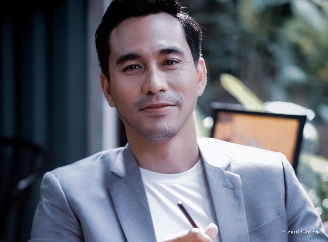 Biodata Darius Sinathrya: Agama, Keluarga, Pacar, Fakta dan Karir