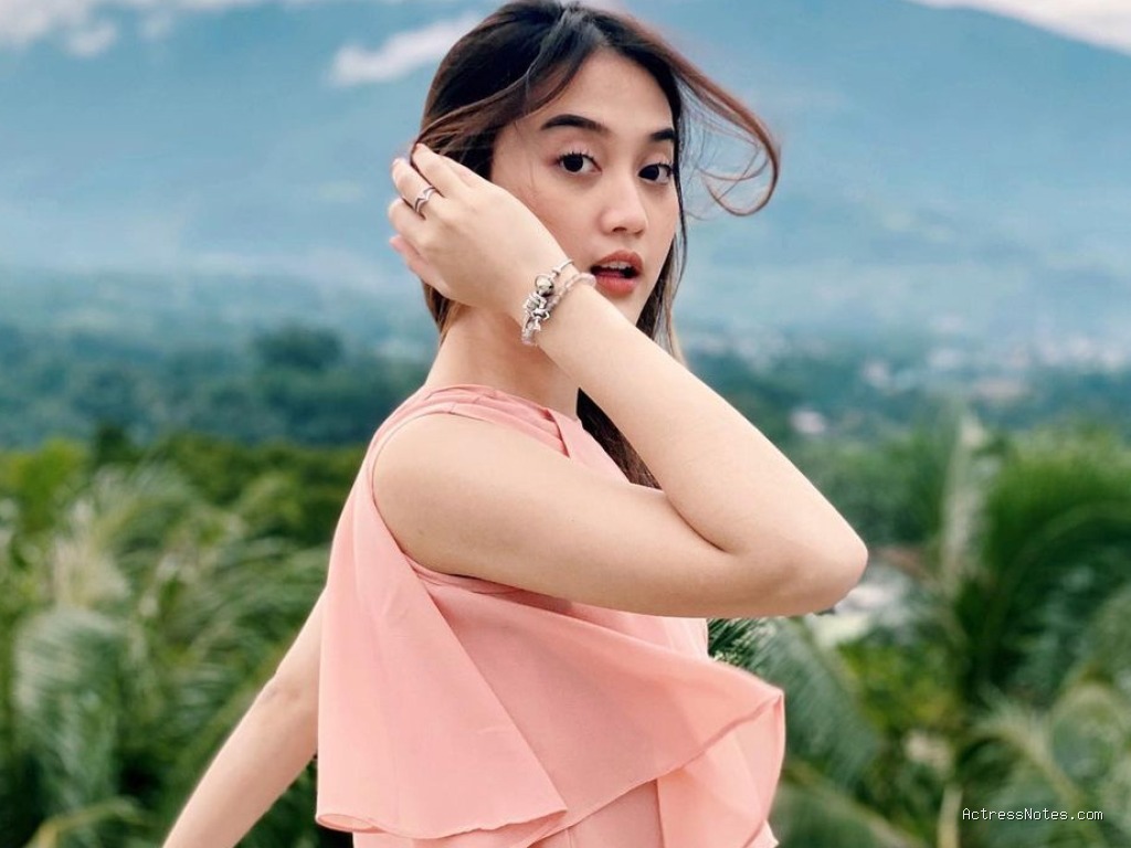 Biodata Esta Pramanita: Agama, Keluarga, Pacar, Fakta dan Karir