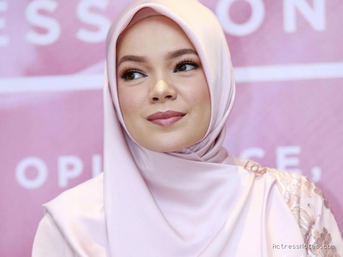 Biodata Dewi Sandra: Agama, Keluarga, Pacar, Fakta dan Karir
