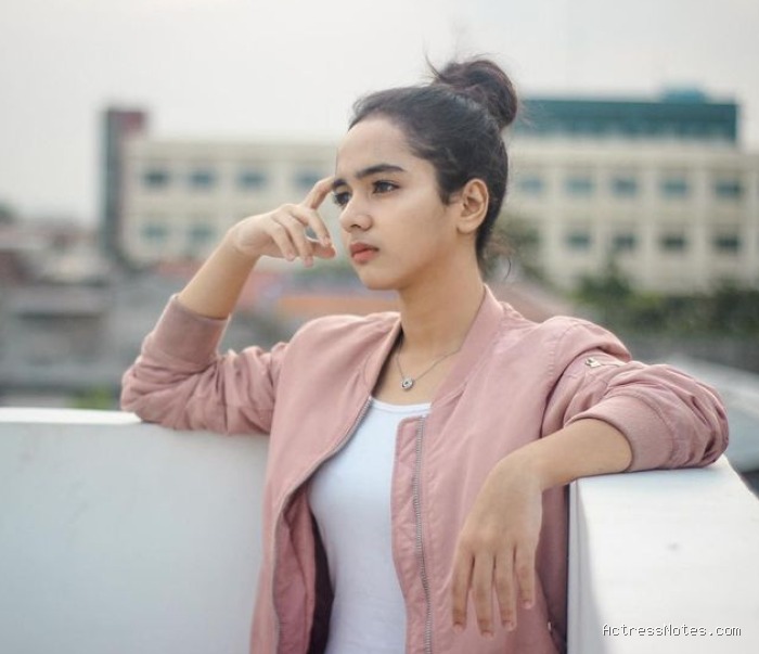 Dianda Sabrina: Agama, Pacar, Fakta, Karir Lengkap