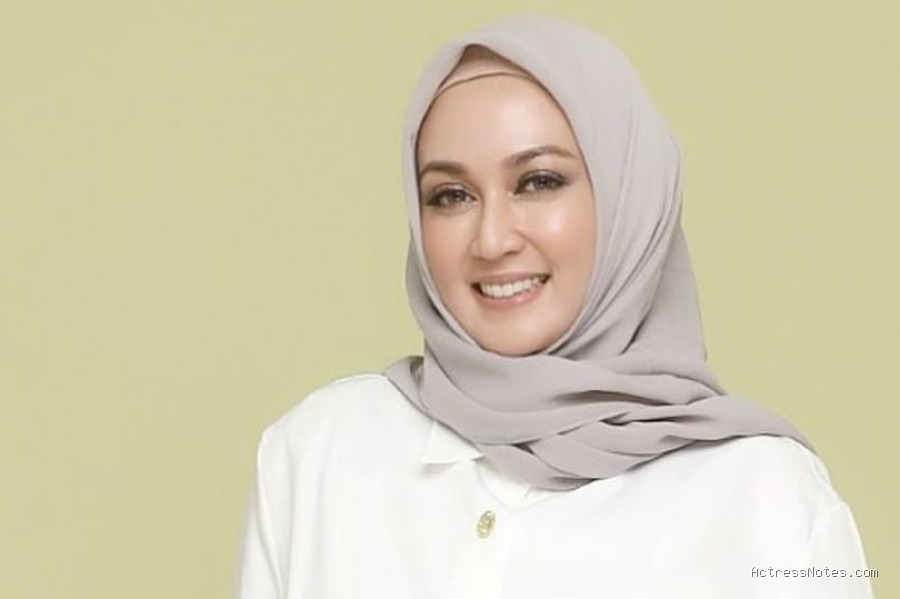 Biodata Dina Lorenza: Agama, Keluarga, Pacar, Fakta dan Karir