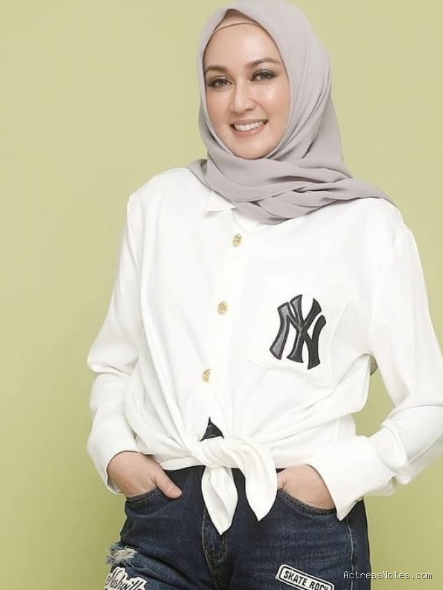 Dina Lorenza: Agama, Keluarga, Pacar, Fakta & Karir Lengkap