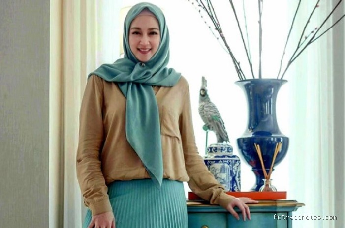 Biodata Dina Lorenza: Agama, Keluarga, Pacar, Fakta dan Karir