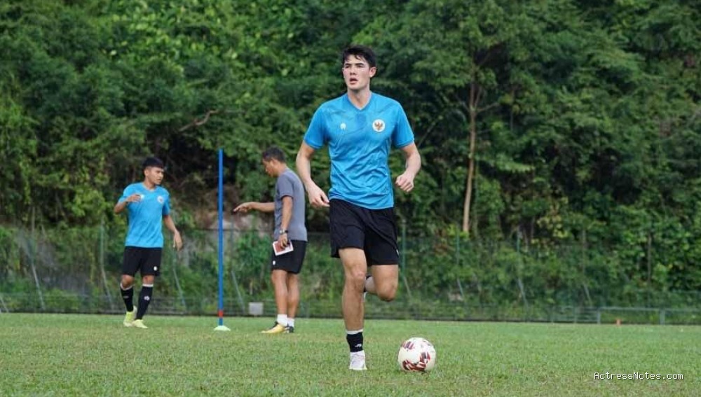 Biodata Elkan Baggott: Agama, Keluarga, Pacar, Fakta dan Karir