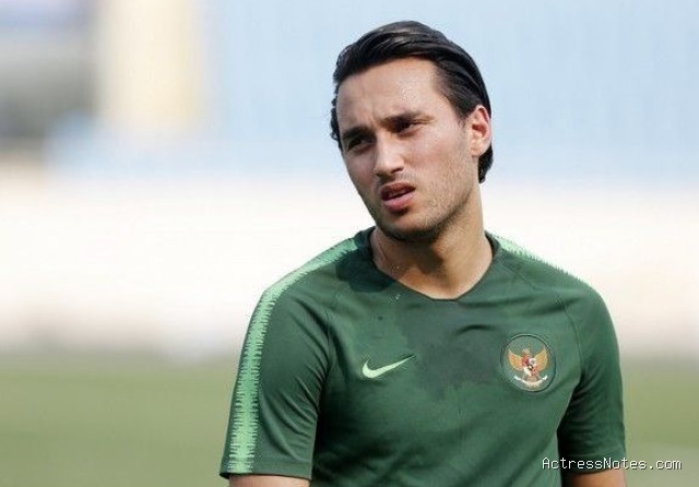 Biodata Ezra Walian: Agama, Keluarga, Pacar, Fakta dan Karir