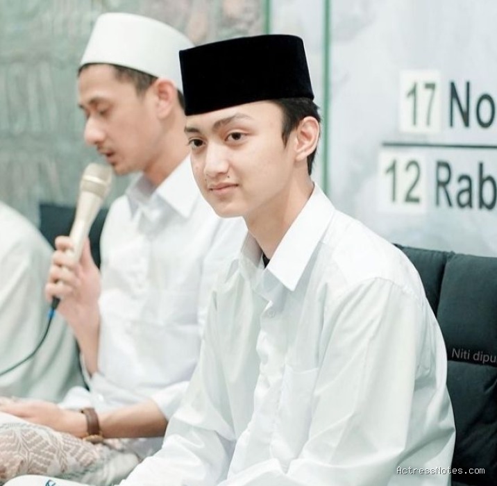 Biodata Gus Azmi: Agama, Keluarga, Pacar, Fakta dan Karir