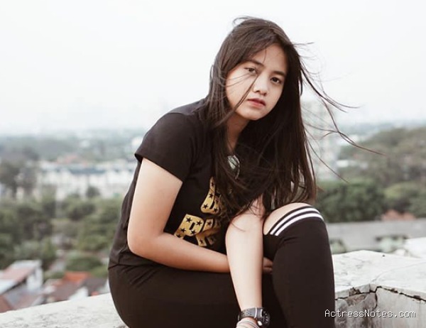 Biodata Hanin Dhiya: Agama, Keluarga, Pacar, Fakta dan Karir