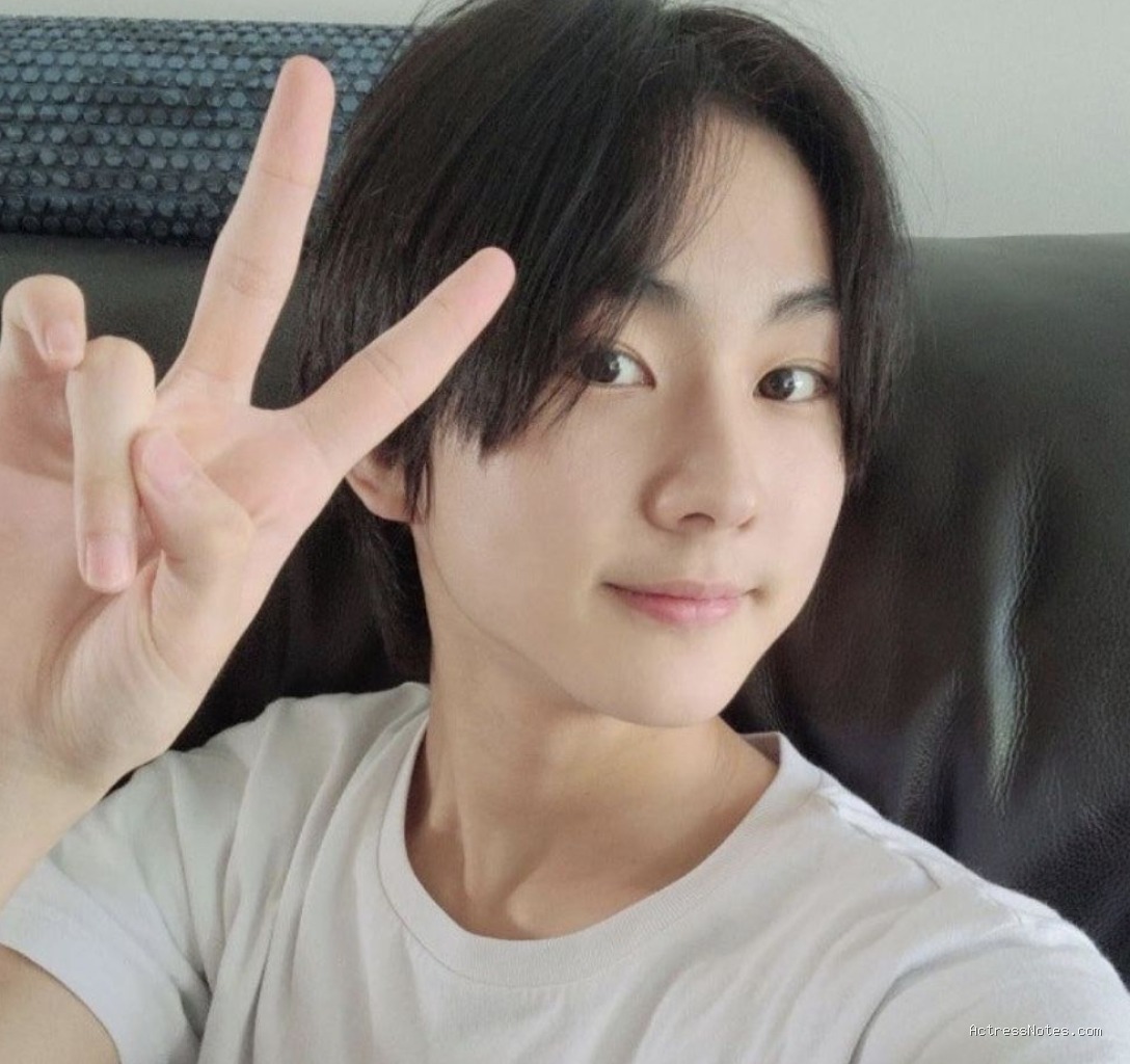 Biodata Jungwon: Agama, Keluarga, Pacar, Fakta dan Karir