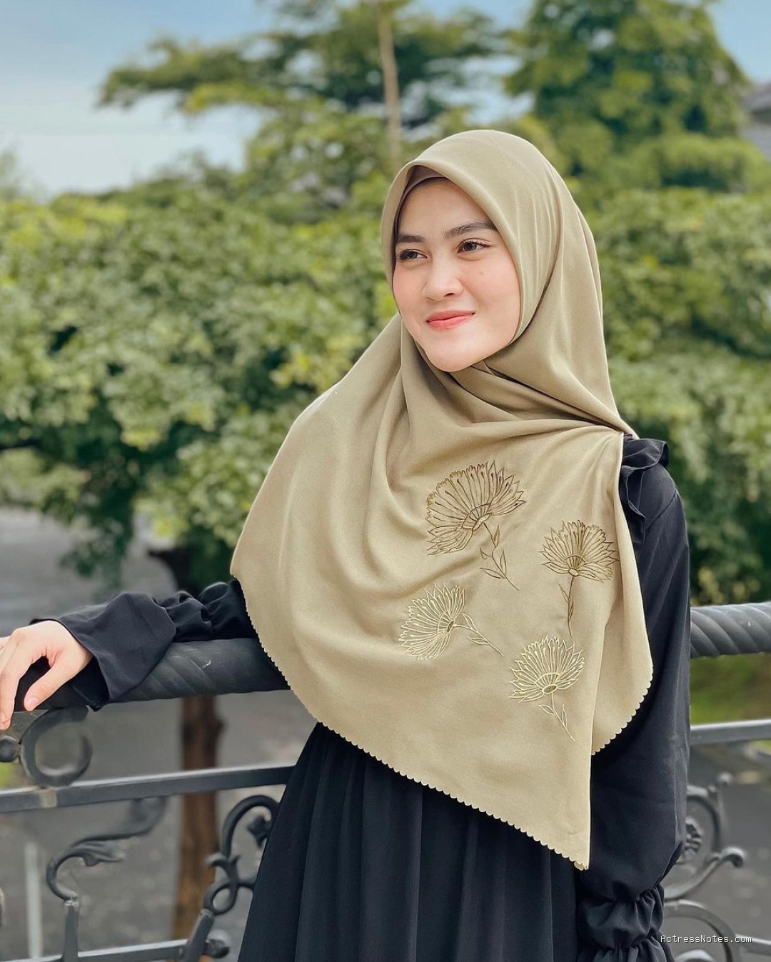 Henny Rahman: Agama, Keluarga, Pacar, Fakta & Karir Lengkap
