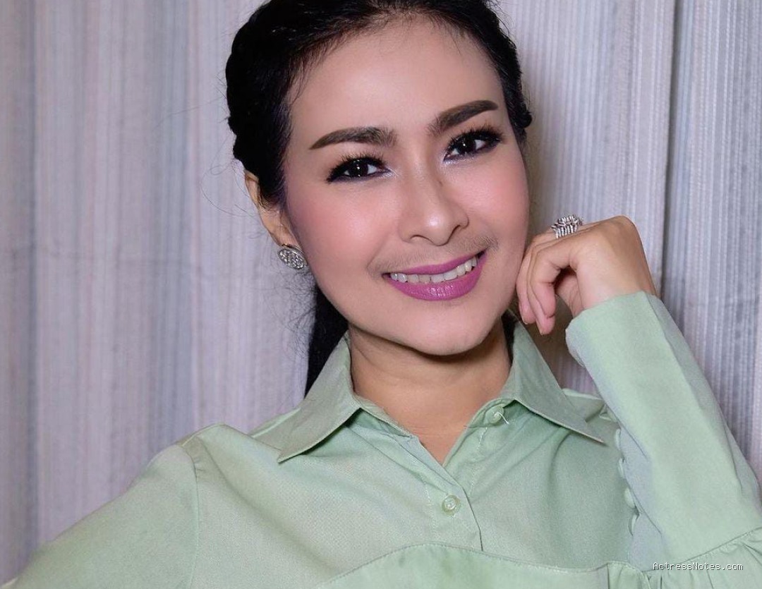 Biodata Iis Dahlia: Agama, Keluarga, Pacar, Fakta dan Karir