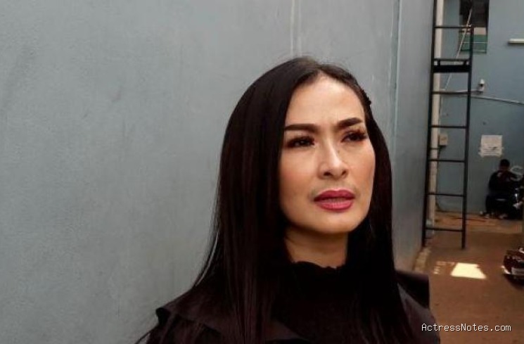 Biodata Iis Dahlia: Agama, Keluarga, Pacar, Fakta dan Karir