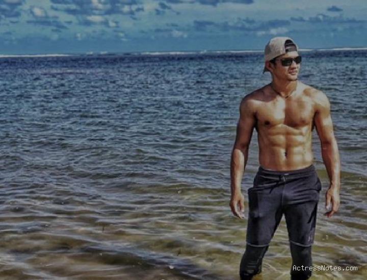 Biodata Iko Uwais: Agama, Keluarga, Pacar, Fakta dan Karir