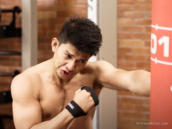 Biodata Iko Uwais: Agama, Keluarga, Pacar, Fakta dan Karir