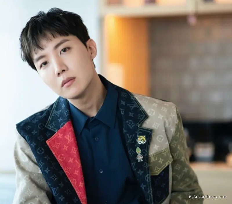 Biodata J Hope: Agama, Keluarga, Pacar, Fakta dan Karir