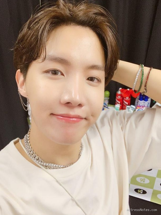 Biodata J Hope: Agama, Keluarga, Pacar, Fakta dan Karir