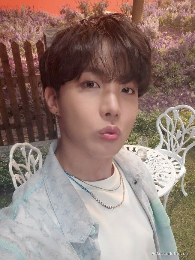 Biodata J Hope: Agama, Keluarga, Pacar, Fakta dan Karir