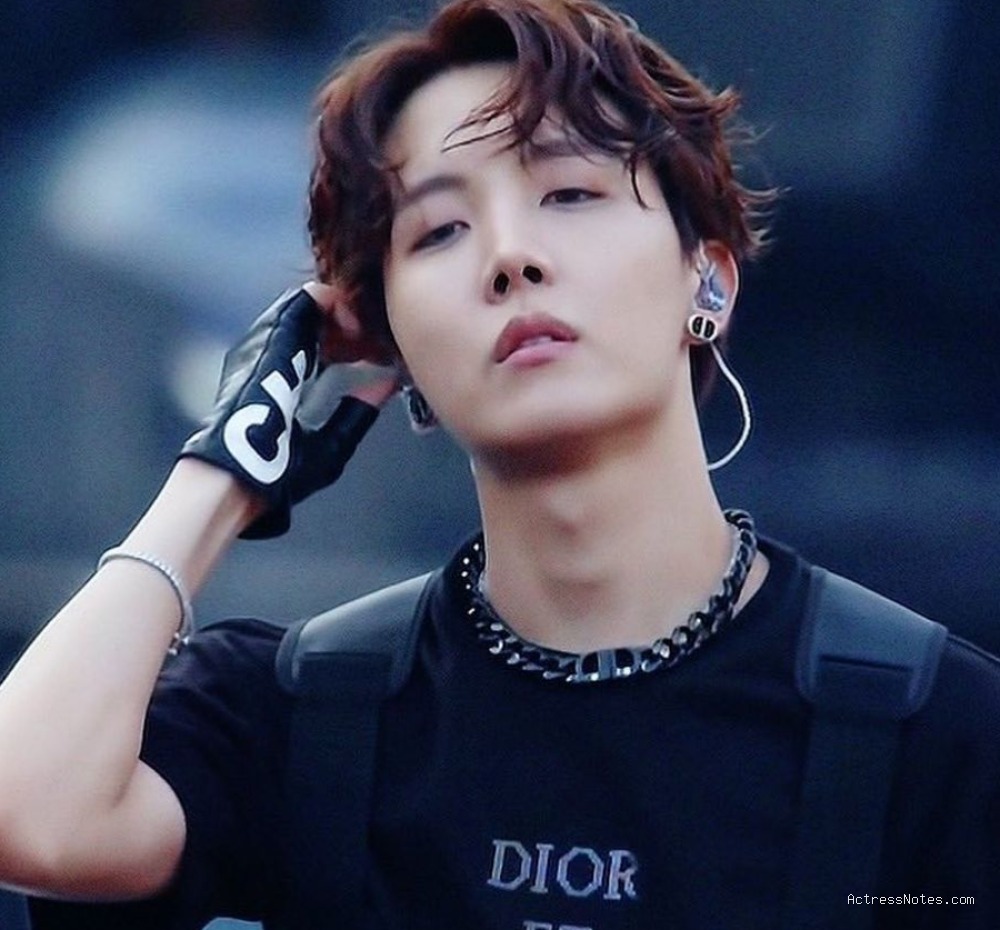 Biodata J Hope: Agama, Keluarga, Pacar, Fakta dan Karir