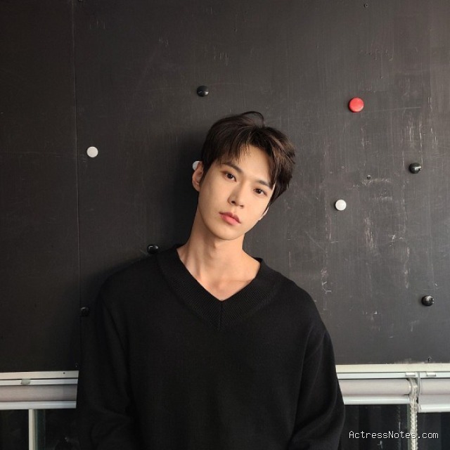 Biodata Kim Doyoung: Agama, Keluarga, Pacar, Fakta dan Karir