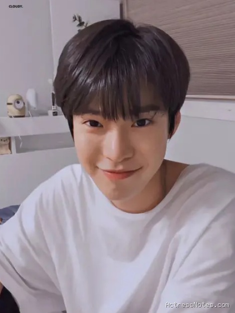 Biodata Kim Doyoung: Agama, Keluarga, Pacar, Fakta dan Karir