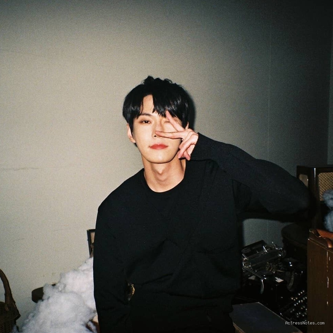 Biodata Kim Doyoung: Agama, Keluarga, Pacar, Fakta dan Karir