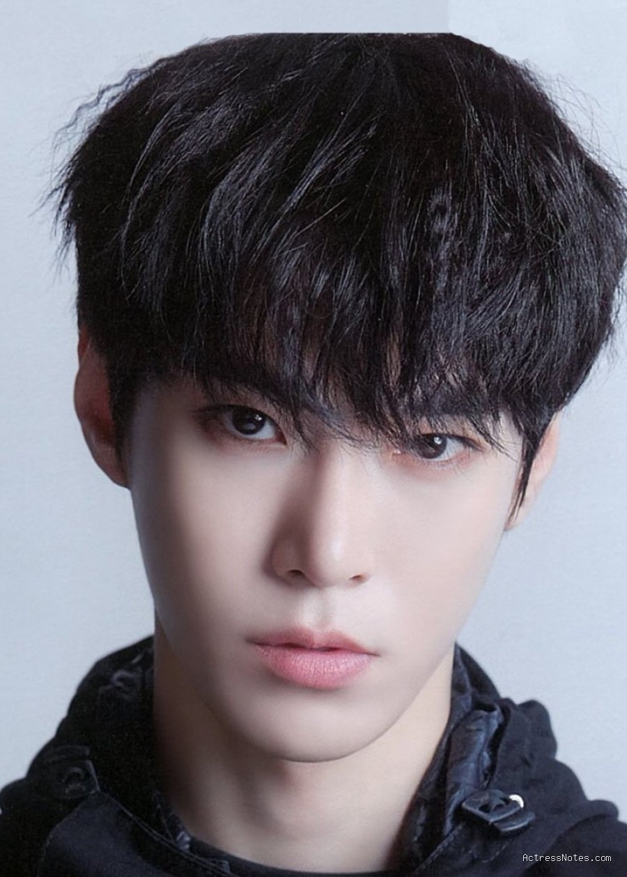 Biodata Kim Doyoung: Agama, Keluarga, Pacar, Fakta dan Karir