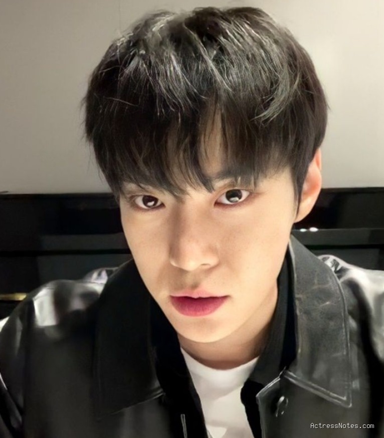 Biodata Kim Doyoung: Agama, Keluarga, Pacar, Fakta dan Karir
