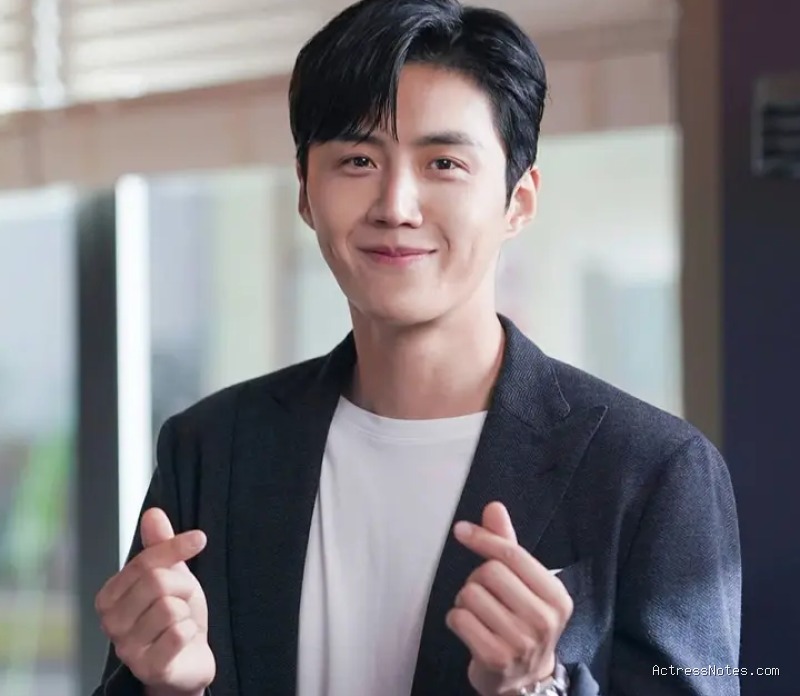 Biodata Kim Seon Ho: Agama, Keluarga, Pacar, Fakta dan Karir