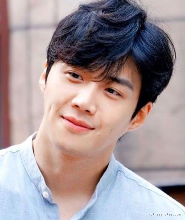 Biodata Kim Seon Ho: Agama, Keluarga, Pacar, Fakta dan Karir