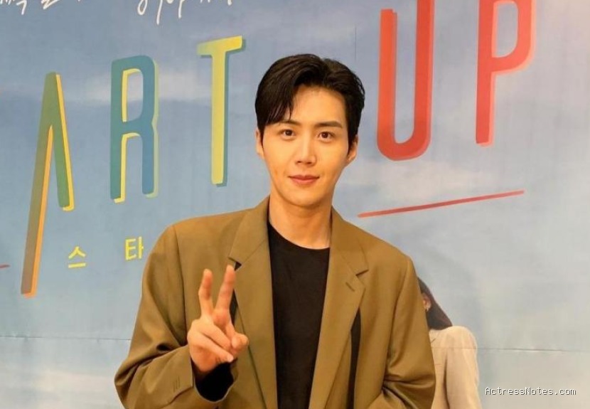 Biodata Kim Seon Ho: Agama, Keluarga, Pacar, Fakta dan Karir