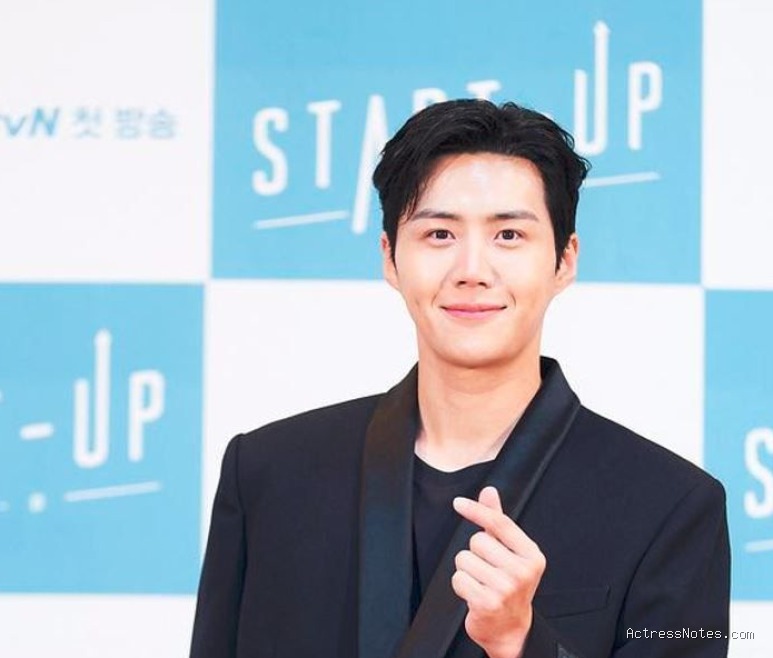 Biodata Kim Seon Ho: Agama, Keluarga, Pacar, Fakta dan Karir