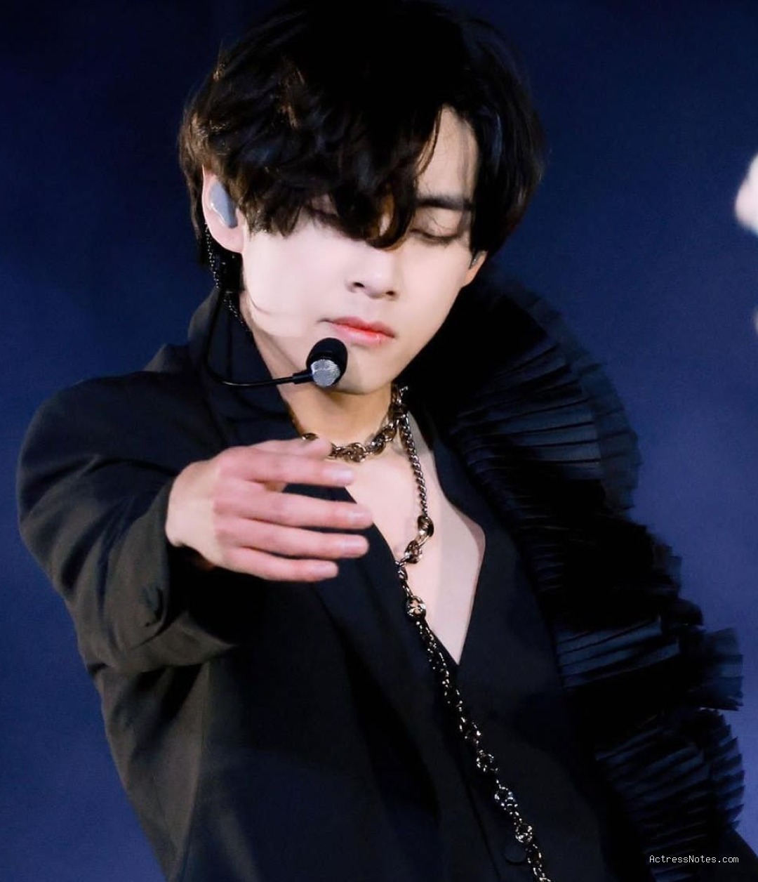 Biodata Kim Taehyung: Agama, Keluarga, Pacar, Fakta dan Karir