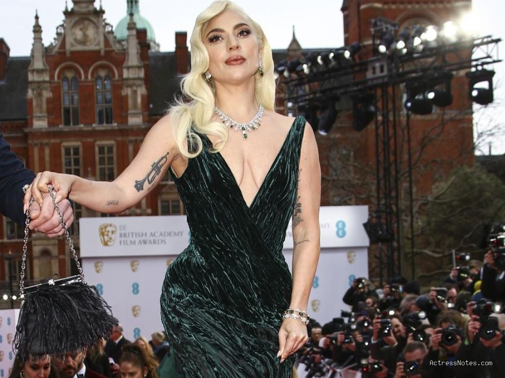 Biodata Lady Gaga: Agama, Keluarga, Pacar, Fakta dan Karir