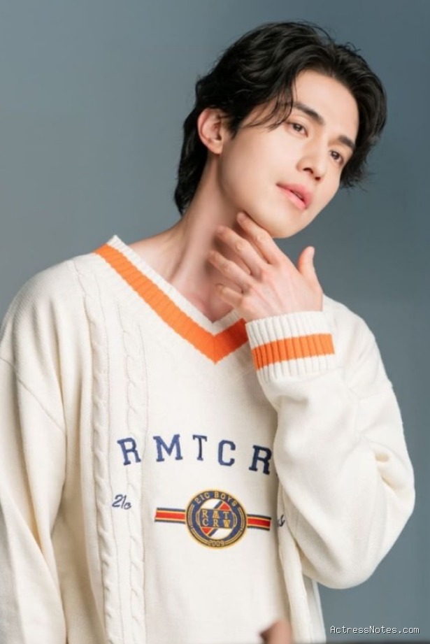 Lee Dong Wook: Agama, Keluarga, Pacar, Fakta & Karir Lengkap