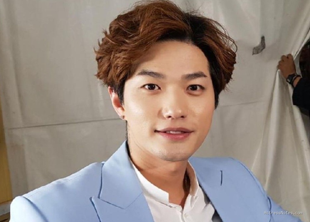 Biodata Lee Jeong Hoon: Agama, Keluarga, Pacar, Fakta dan Karir