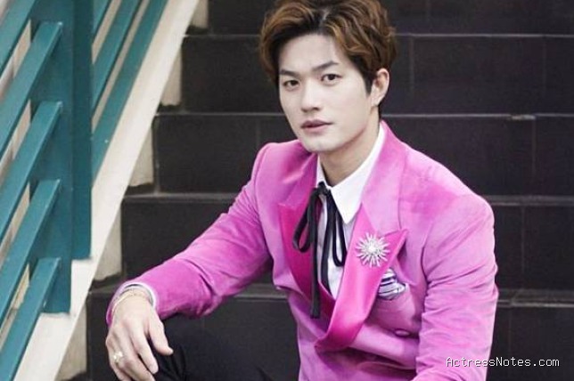 Biodata Lee Jeong Hoon: Agama, Keluarga, Pacar, Fakta dan Karir