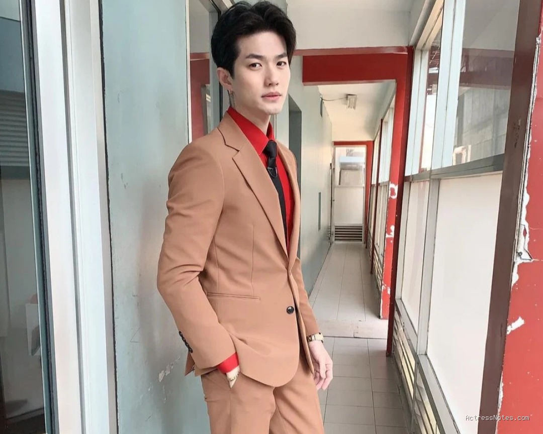 Biodata Lee Jeong Hoon: Agama, Keluarga, Pacar, Fakta dan Karir