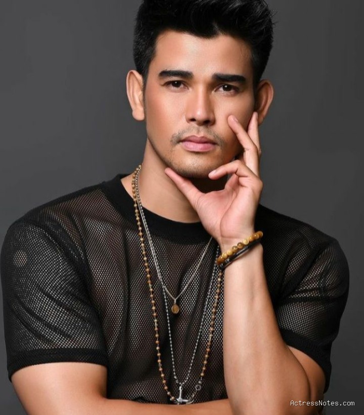 Biodata Leo Consul: Agama, Keluarga, Pacar, Fakta dan Karir