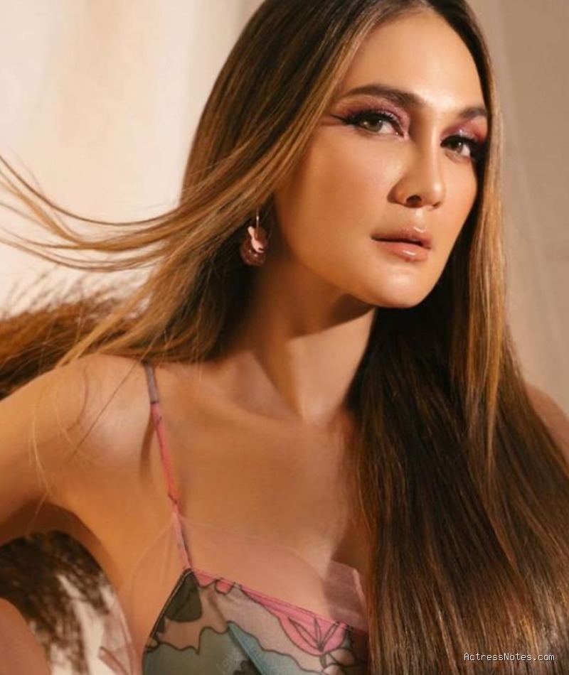 Biodata Luna Maya: Agama, Keluarga, Pacar, Fakta dan Karir