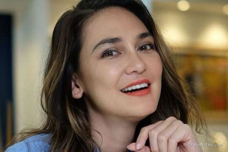 Biodata Luna Maya: Agama, Keluarga, Pacar, Fakta dan Karir