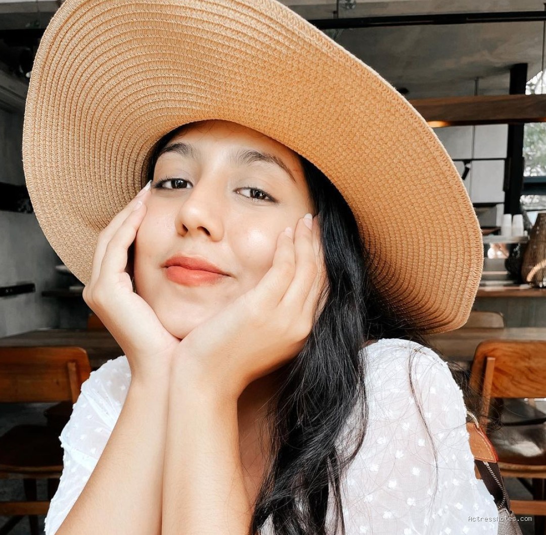 Nessie Judge: Agama, Keluarga, Pacar, Fakta & Karir