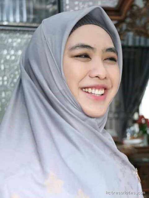 Biodata Oki Setiana Dewi: Agama, Keluarga, Pacar, Fakta dan Karir Biodata Oki Setiana Dewi: Agama, Keluarga, Pacar, Fakta dan Karir